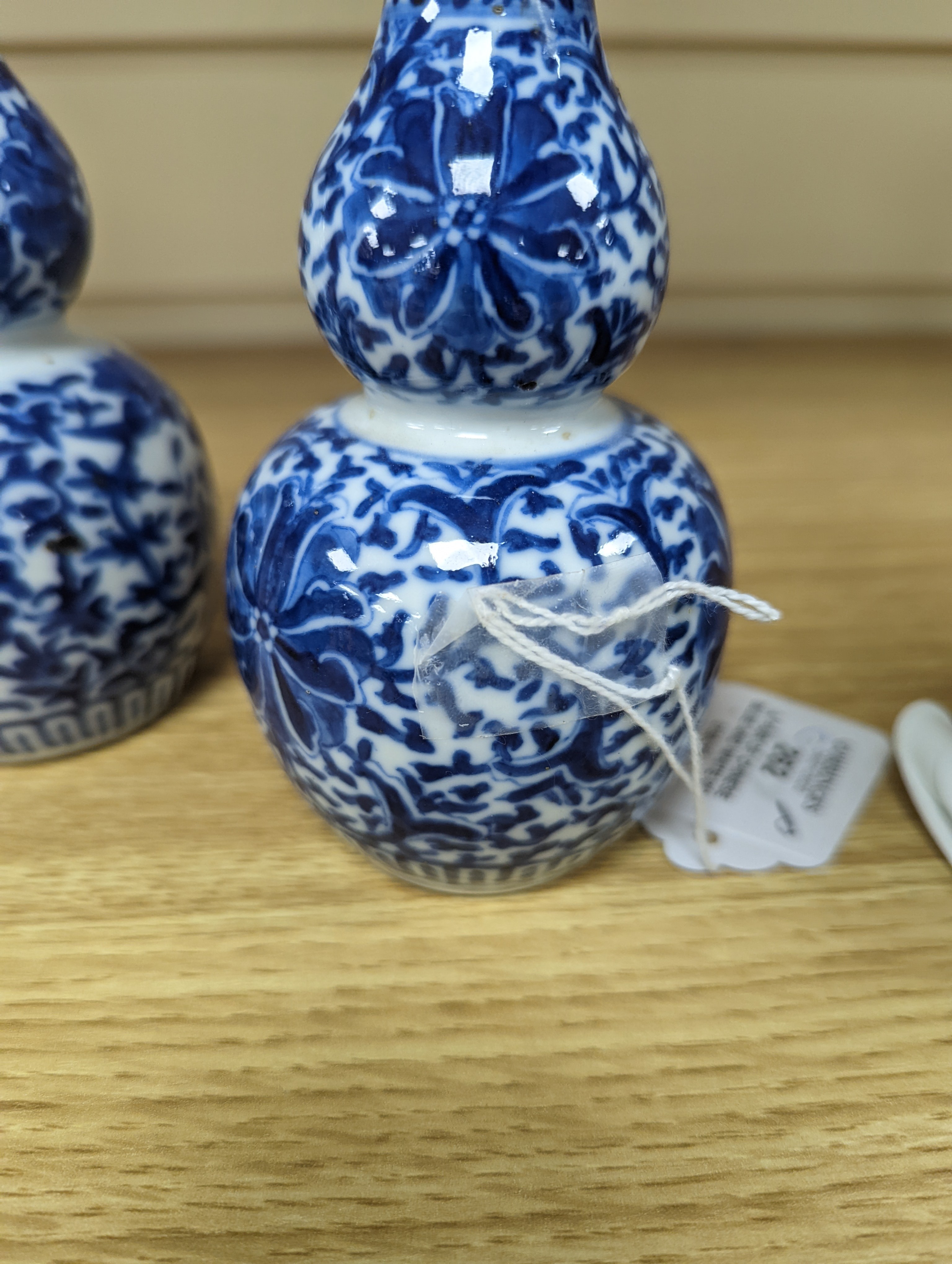 A pair of Chinese blue and white double-gourd small vases 14cm